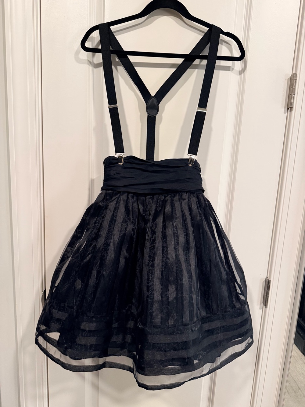 Betsey Johnson vintage skirt!
Size 2
Adjustable suspenders